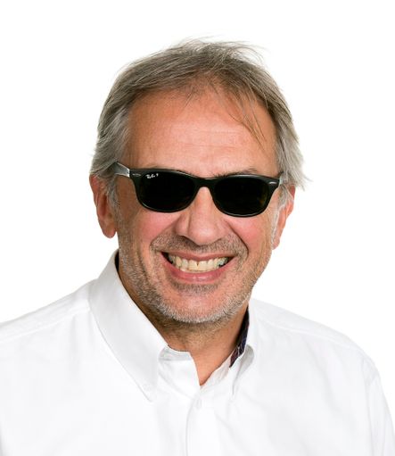 Portrettbilde av en smilende Stein Roger Stene med solbriller og hvit skjorte